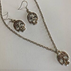 🆕 Goth whimsy goth floral etched skull necklace and earring set - silver